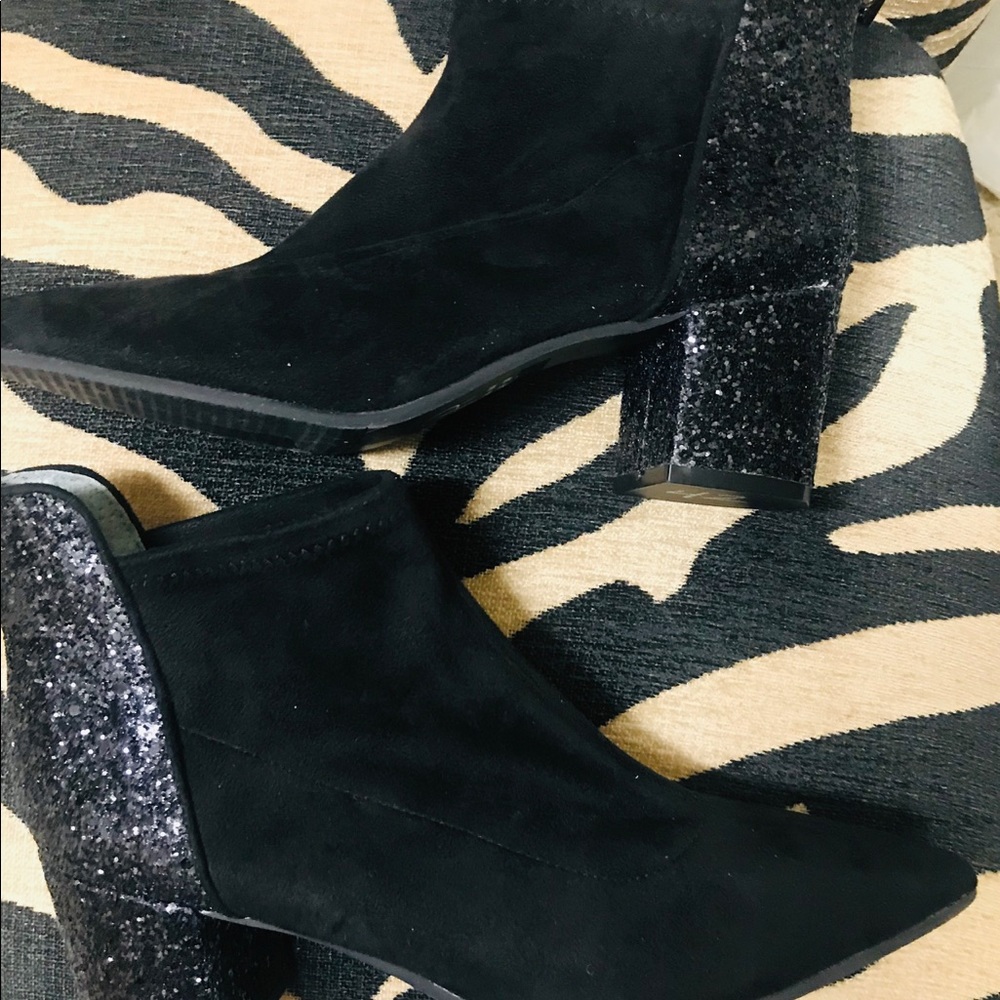 BRAND NEW! ADRIANNA PAPELL NEW SIZE 9 BOOTS. YUM!